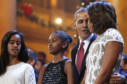 El presidente Barack Obama, junto a su esposa Michelle y sus hijas Malia (a la izquierda) y Sasha (en medio) intérpretando villancicos en un programa de televisión grabado en el National Building Museum en Washington, en diciembre de 2013.