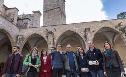 Íñigo Errejón, en el centro, con los candidatos de Más País-Més Compromís Joan Baldoví y María Josep Picó, y políticos de la coalición como Joan Ribó, Mónica Oltra, Fran Ferri y Enric Morera, en el Centro Cultural del Carmen de Valencia. 