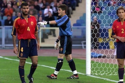 Partido amistoso Suecia-España, que terminó con empate a 1. Iker Casillas ordena su defensa junto a Guardiola (izquierda) y Michel Salgado, en un momento del encuentro preparatorio de la selección para la Eurocopa 2000.