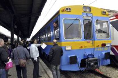 Un grupo de viajeros sube en un tren turístico que se ha puesto en marcha entre Segovia y Madrid. EFE/Archivo.