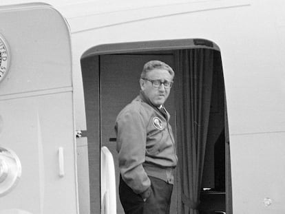 Dr. Henry A. Kissinger, presidential national security adviser, waits at the door of Air Force One to accompany the president to Walla Walla, Wash., from Portland, Ore., on Sept. 27, 1971.  (AP Photo)