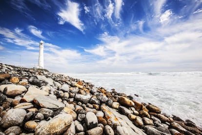 Históricos, modernos, con rayas y sin ellas, compactos, estilizados y levantados en la costa, en una isla o en mar abierto. Algunos están gafados y otros se han convertido en románticos alojamientos. De Finlandia a Nueva Zelanda, y de Estados Unidos a India, ruta por 10 faros que deslumbrarán a cualquier viajero, como el de Slangkop (en la imagen), en el Cabo de Buena Esperanza (Sudáfrica).