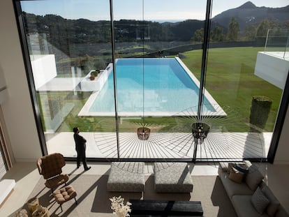 Interior de una vivienda en una lujosa urbanización de Benahavís (Málaga).