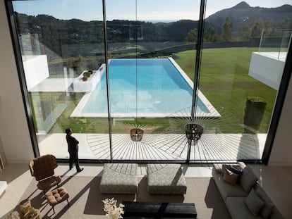 Interior de una vivienda en una lujosa urbanización de Benahavís (Málaga).