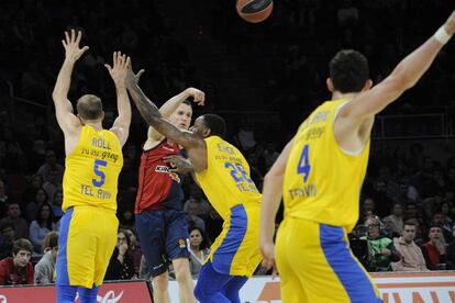 Pase de Marcelinho Huertas ante la defensa del Maccabi.