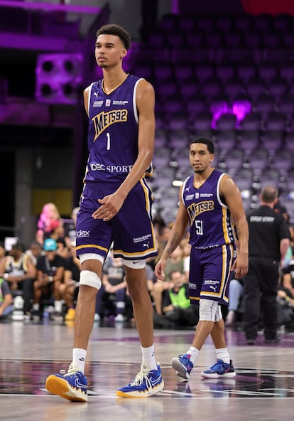  Victor Wembanyama y Tremont Waters en el partido de exhibición contra Ignite en Nevada, el 6 de octubre.