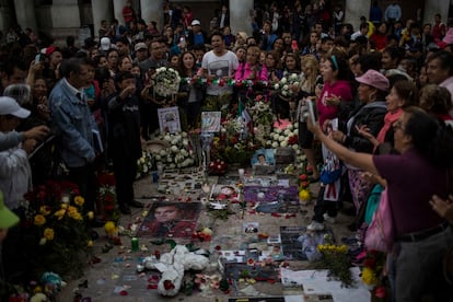 Cientos de personas recuerdan y cantan las canciones de Juan Gabriel en la explanada de Bellas Artes. 