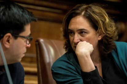 Ada Colau con Gerardo Pisarello en el pleno de Barcelona.