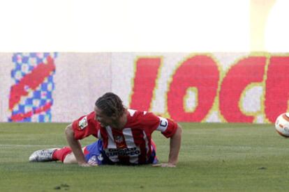 Torres, en el suelo, tras señalar el árbitro una falta.