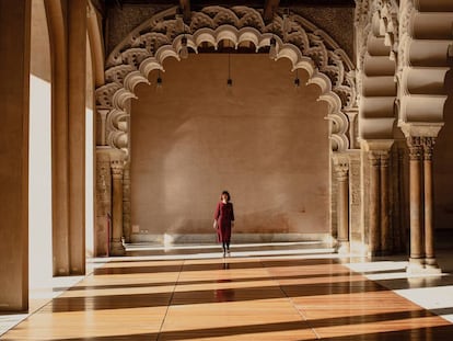 Irene Vallejo, en el palacio de la Aljafería, donde surgió la idea del libro.