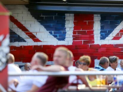 Turistas en una terraza en Benidorm, decorada con la bandera británica. 