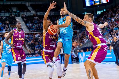 Alec Winterling entra a canasta en la final ante el Lleida