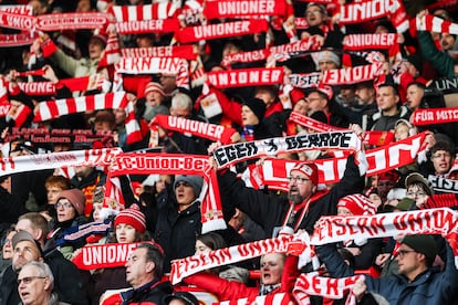 Aficionados del Union Berlín animan a su equipo durante el partido contra el FC Heidenheim 1846