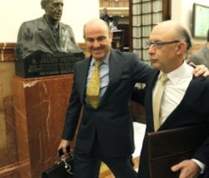 GRA148 MADRID, 22/10/2013.- El ministro de Economía, Luis de Guindos (i) y el titular de Hacienda, Cristóbal Montoro, durante el pleno del Congreso que debate las enmiendas a la totalidad presentadas al proyecto de Ley de Presupuestos Generales del Estado para 2014. EFE/Fernando Alvarado
