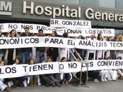 Los médicos de La Paz hacen preguntas sobre sanidad a Ignacio Gonzalez.