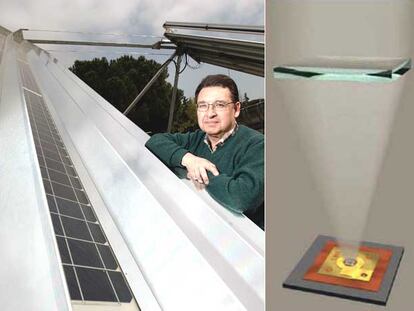 Gabriel Sala, junto a un panel en el Instituto de Energía Solar