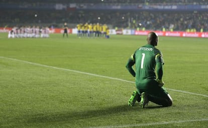 O goleiro brasileiro Jefferson, durante os pênaltis.