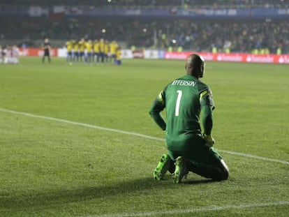 O goleiro brasileiro Jefferson, durante os pênaltis.