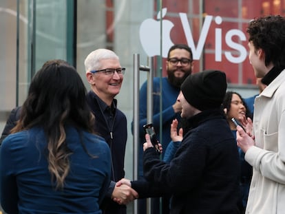 El consejero delegado de Apple, Tim Cook, recibe al primer cliente que llega a comprar las Apple Vision Pro en la tienda de la quinta avenida de Nueva York.