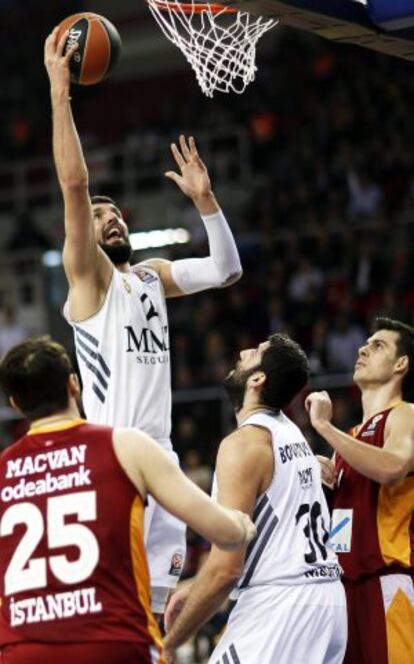 Mirotic lanza a canasta ante el Galatasaray