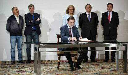 Rajoy, en la firma del acuerdo sobre la subida del Salario Mínimo Interprofesional.