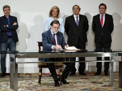 Rajoy, en la firma del acuerdo sobre la subida del Salario Mínimo Interprofesional.