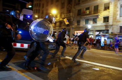 Miembros del grupo de antidisturbios de los Mossos cargan contra los manifestantes, en Barcelona.