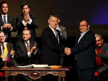 Juan Manuel Santos y Rodrigo Londono luego de firmar la paz en el Teatro Colón, el 24 de noviembre de 2016.