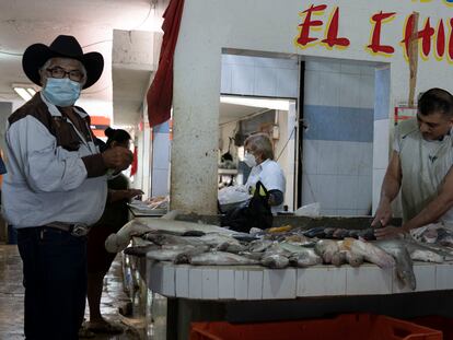 Comerciantes de pescado en el puerto Champotón, en Campeche, el primer Estado en volver a semáforo verde.