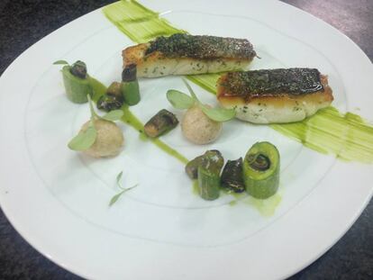 Lubina sobre pesto de cilantro con percebes. Restaurante Abama, Tenerife de Martin Berasategui