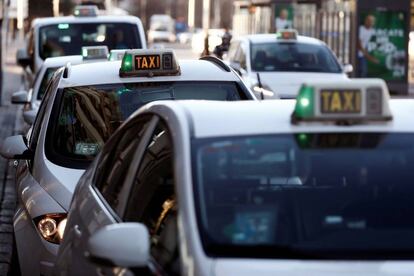 Varios taxis de Madrid, tras la huelga de 16 días.