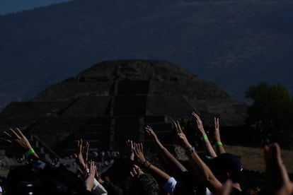 Cada año miles de turistas se reúnen en las principales zonas arqueológicas del país durante la llegada del equinoccio y el inicio de la primavera.  En la imagen, visitantes realizan un saludo frente a la Pirámide del Sol en Teotihuacán, Estado de México, el jueves 21 de marzo de 2024. 