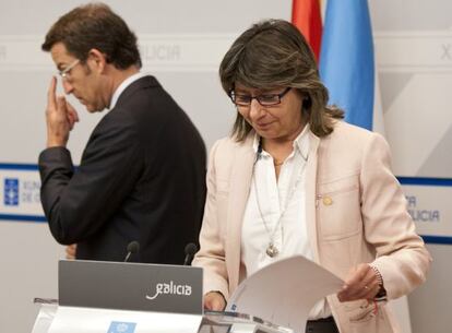 Feijóo y la conselleira do Mar, Rosa Quintana, tras el Consello de la Xunta de ayer.  