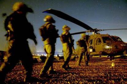 Soldados israelíes suben a un helicóptero del Ejército para continuar con la ofensiva militar en Líbano.