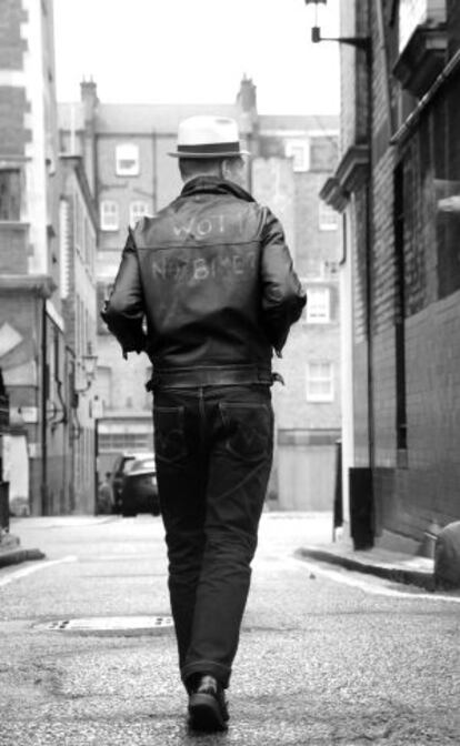 Paul Simonon camina por las calles de Londres.