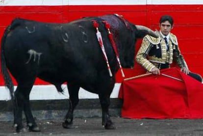 El torero francés Sebastián Castella, ayer ante su segundo toro de la tarde.