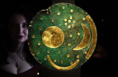 Una mujer observa el disco celeste de Nebra, una de las piezas capitales de la exposición sobre Stonehenge en el British Museum.