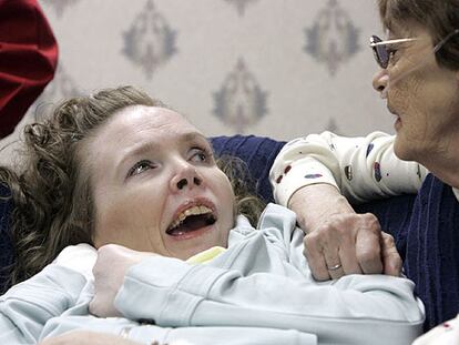 Sarah Scantlin (izquierda) con su madre, Betsy Scantlin, el sábado en Hutchinson, Kansas (EE UU).