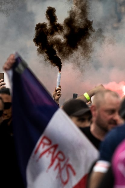 Botes de humo y bengalas en la previa del FC Barcelona PSG.