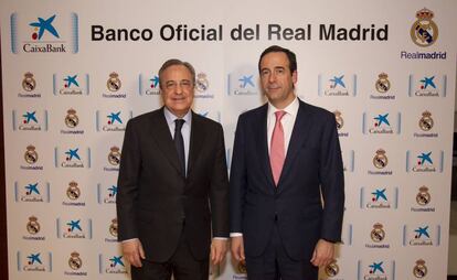 Florentino P&eacute;rez y Gonzalo Gort&aacute;zar, tras la firma.