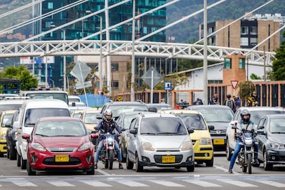 Automóviles y motociclistas esperan en una intersección en Bogotá, en agosto de 2023.