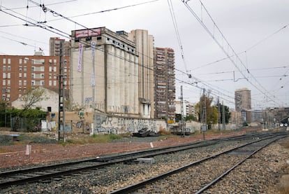 Una vista de los silos, junto a las vías de ferrocarril, en el barrio de San Blas de Alicante.