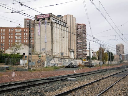 Una vista de los silos, junto a las vías de ferrocarril, en el barrio de San Blas de Alicante.