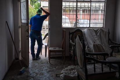 Un hombre observa el lugar del atentado desde una de las casas afectadas por la explosión.