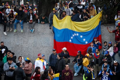 Miles de venezolanos se reúnen en la embajada de Venezuela en Santiago, Chile, el 28 de julio de 2024.