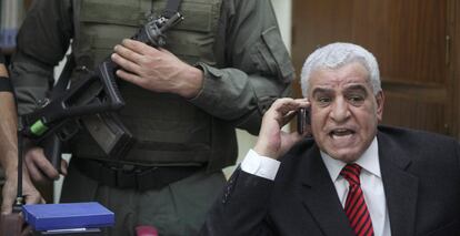 El Dr. Zahi Hawass, responsable de antigüedades de Egipto, habla por teléfono en su despacho del Museo Egipcio, custodiado por fuezas especiales del Ejército.