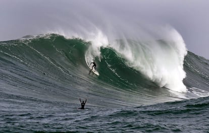 XNB12 CIUDAD DEL CABO (SUDÁFRICA), 22/8/2011.- El surfista sudafricano, Mike Schlebach, cabalga una ola en un arrecife frente a Ciudad del Cabo, Sudáfrica, hoy, lunes 22 de agosto de 2011. Los surfistas usan motos de agua para participar en el "Rebel Sessions Big Wave", unos premios que distinguen a los mejores surfistas durante la temporada de grandes olas en Ciudad del Cabo. EFE/Nic Bothma