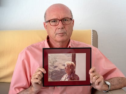 Miguel Vázquez, presidente de la asociación de defensa de mayores de residencias Pladigmare, posa con una foto de su madre, Eugenia Sarti, cuya mala experiencia en un hogar de mayores originó su activismo.