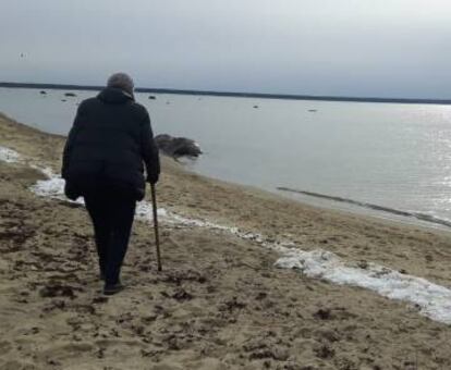 Una anciana camina por la orilla del mar Báltico en Laulasmaa (Estonia), el 3 de marzo de 2019.