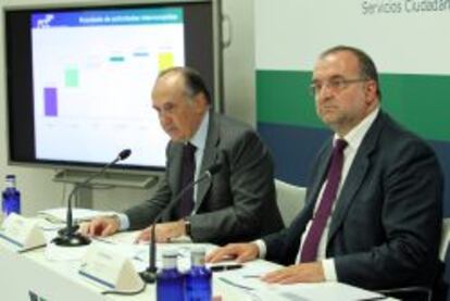 Juan Béjar, consejero delegado de FCC, y Víctor Pastor, director general Financiero del grupo, esta mañana durante la presentación de los resultados de 2013.
